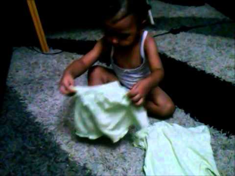 فيديو: كيفية تعليم الطفل ارتداء الملابس بشكل مستقل
