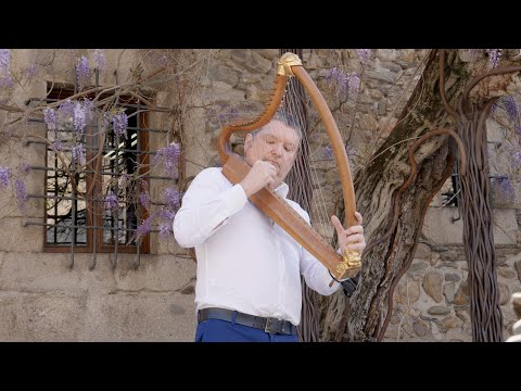 Manuel Vilas presenta en el Museo del Bierzo su colección de arpas antiguas con un concierto