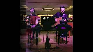 Siyah Şapkalı Kadın Akustik