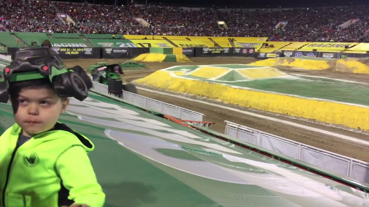 Monster Jam World Finals 18 racing!