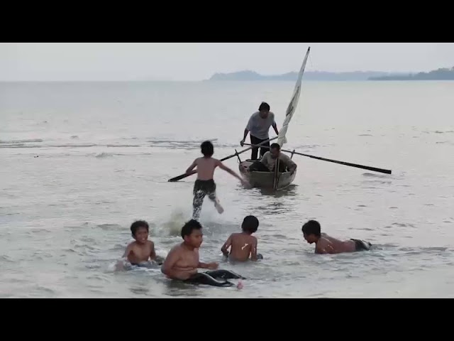 PAK NGAH, SUHARDI S. BEHIND THE SCENE 1, FILM MIMPI ANAK PULAU: Ray sahetapi,,Ananda faturrahman. class=