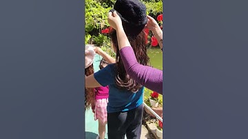 Cả nhà đội mũ tóc giả giữa trời nắng chói chang #mutocgia