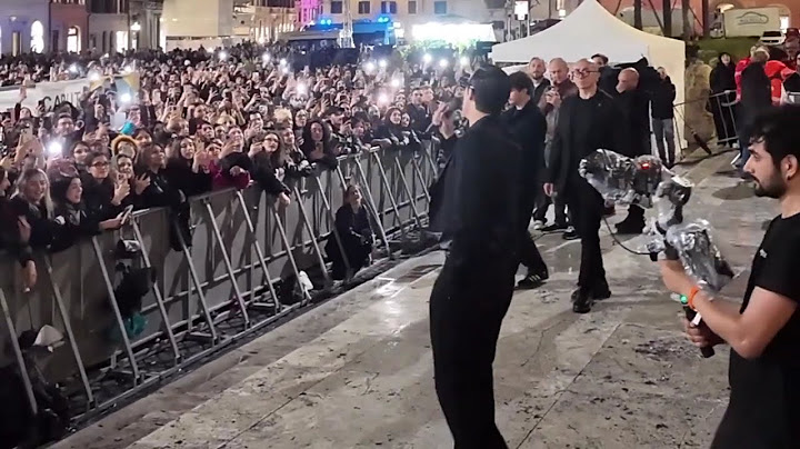 Achille Lauro canta "Incoscienti Giovani" a Piazza di Spagna in un concerto a sorpresa