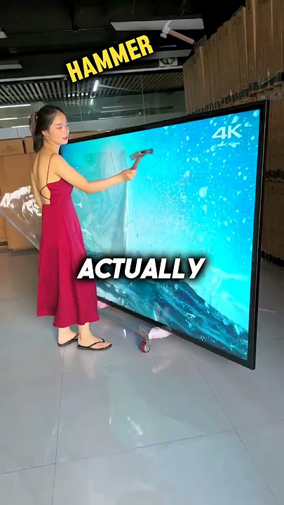 Dia mencoba memecahkan layar TV yang tidak bisa dipecahkan