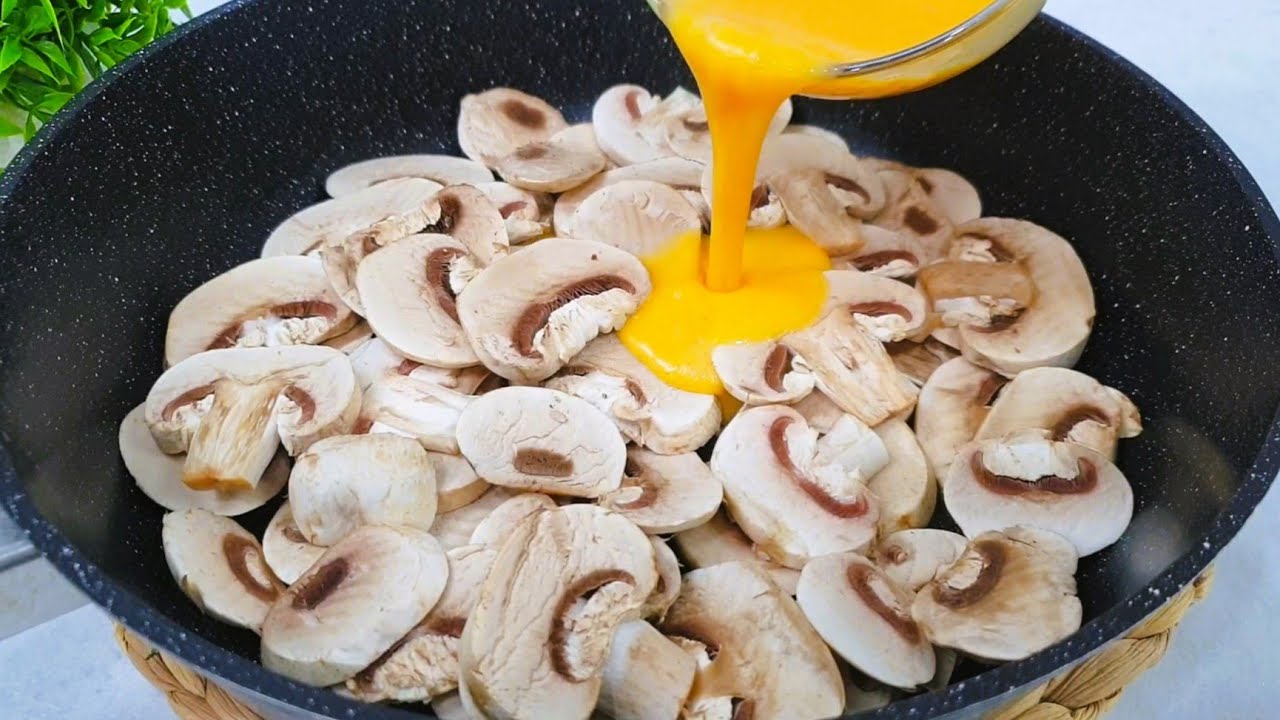 Просто вылейте яйца на грибы, и результат будет потрясающим! Быстро и вкусно!