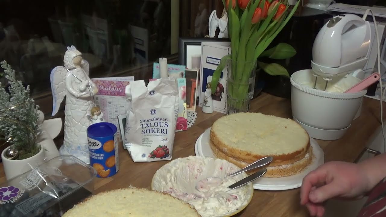 Täytekakun koristelu ja gluteeniton voileipäkakku
