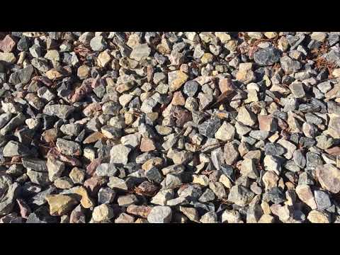 Videó: Dekoratív Zúzott Kő (64 Fotó): Színes Festett Zúzott Kő Tájtervezéshez, Piros és Más Színek, Gyártási Technológia