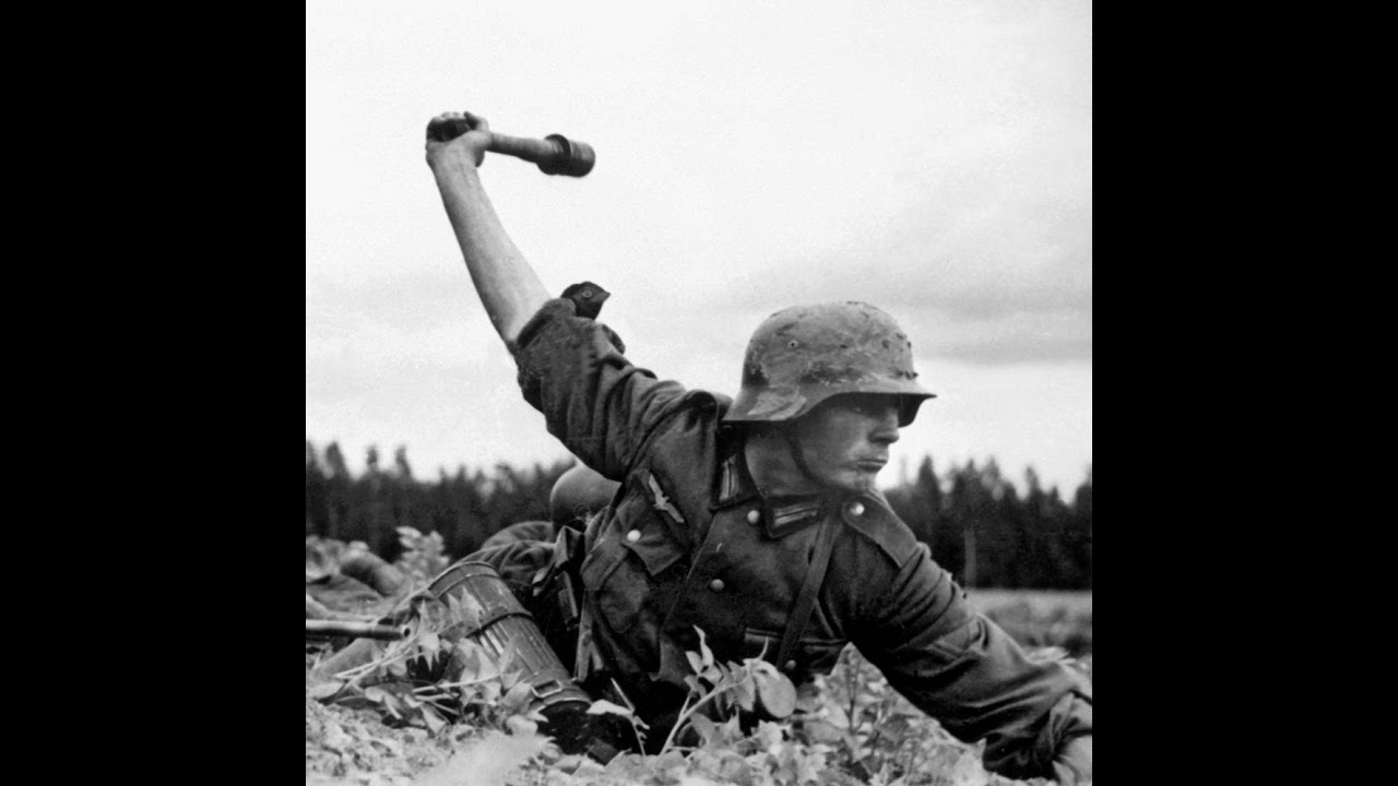 Солдаты кидают. Солдат с гранатой. Граната Военная. Советский солдат с гранатой. Бросает гранату.