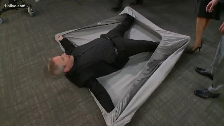 Watch Vinnie Politan hilariously fold a fitted sheet