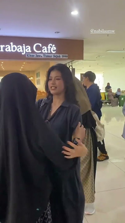 NABILA MAHARANI PELUK IBU MERTUA SAAT ANTAR TRI SUAKA DAN KELUARGA BERANGKAT HAJI
