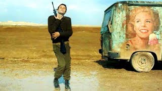 夢の女を抱くように銃を抱え“運命のステップ”を踏む兵士／映画『運命は踊る』本編映像