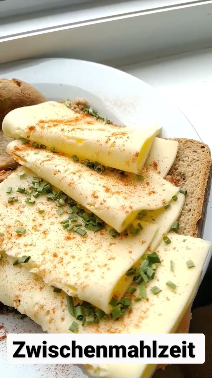 Kräftige Brotzeit mit Tilsiter Käse, Paprika, Schnittlauch, Gürkchen # ...