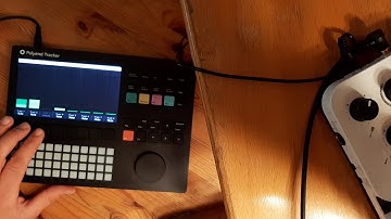 Polyend Tracker durch die Stadt spazieren