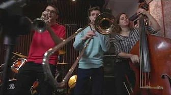 Habad Nign - Israel Klezmer Orchestra ft. Daniel Zamir Habad Nign - Israel Klezmer Orchestra ft. Daniel Zamir