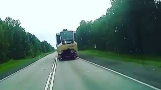 Суровые зауральские трамваи прямо на трассе)