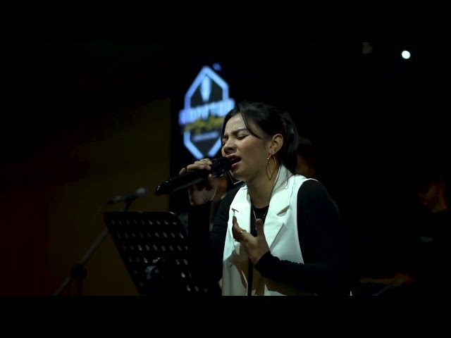 Rooftop's Everday Live Music | Bintang Kehidupan (Nike A) - Live Cover by Delisa H @delisaherlina_ class=