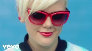 Смотреть клип Betty Who - Somebody Loves You
