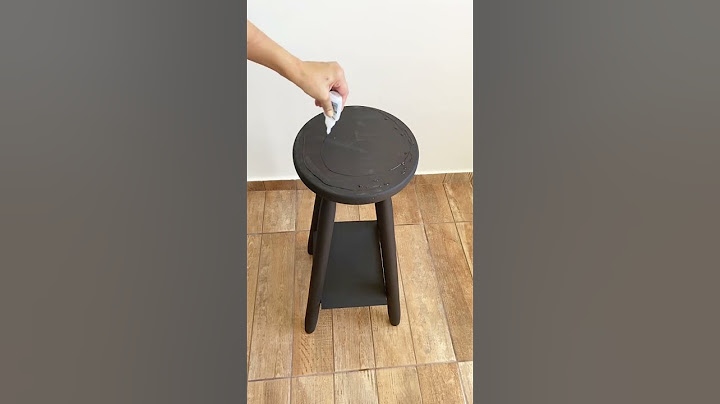 Mesa Farmhouse feita com banco e base de sousplat #diy #diyfarmhouse #diyideas #artesanatocriativo