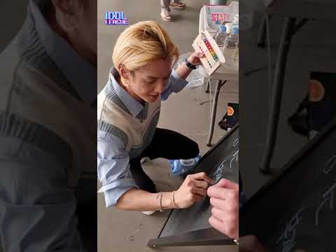 <strong>일일</strong> <strong>알바</strong> 이민혁의 칠판 꾸미기 (2배속)｜아이돌리그 #Shorts
