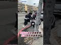 騎士等紅燈不敵強風倒下　記者攝影見義勇為扶車｜民視新聞｜