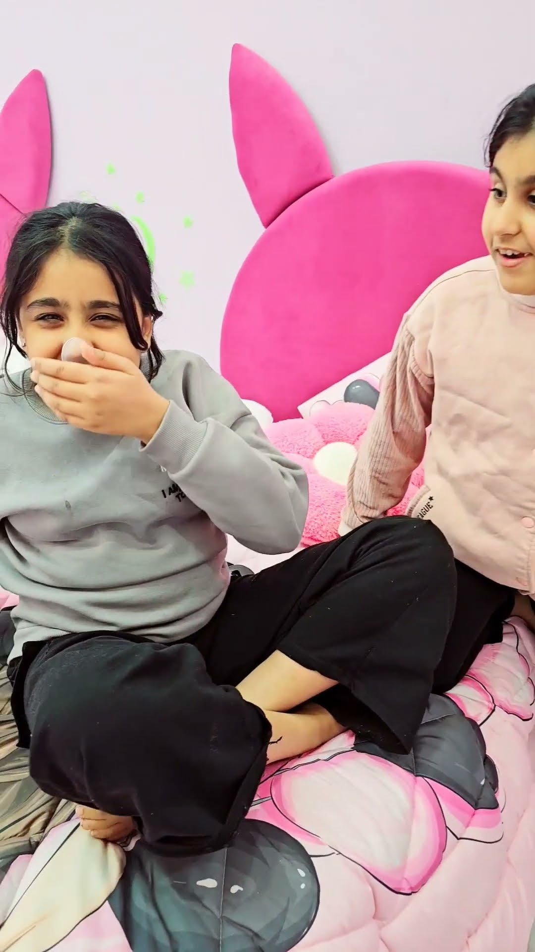 هيفي وهيلين والعلكة?