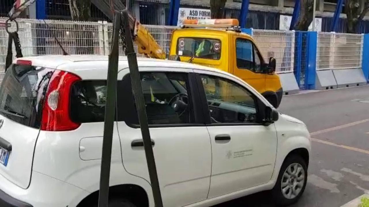 Divieto di sosta: rimossa l'auto dell'Asl
