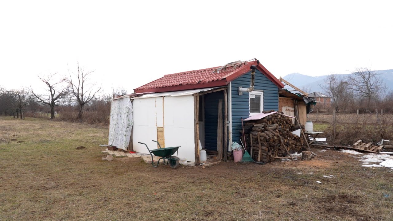 Familja Lataj jeton ne kampshtepize pa kushte elementare, nena rrefen veshtiresite e kesaj jetese! 😥