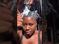 Il Est Temps D Appliquer Le Défrisant Sur Les Cheveux Il Est Temps D Appliquer Le Défrisant Sur Les Cheveux