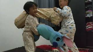 Anak Balita Bermain Bantal Dan Guling Di Kamar Di Atas Kasur