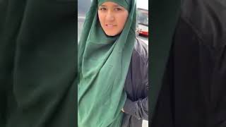 بنات يلبسن الحجاب على اساس مسلمات من اجل التسول