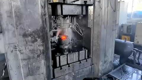 Automatic graphite spraying station