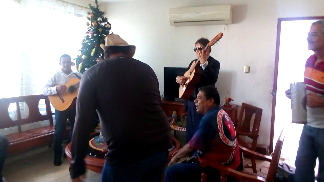 Hay Viene El Viejo Muriendose De Risa Cancion