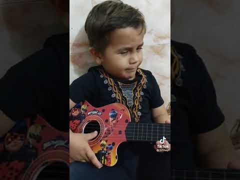 طفل يغني اني احبكم انتم ليش ماتحبوني