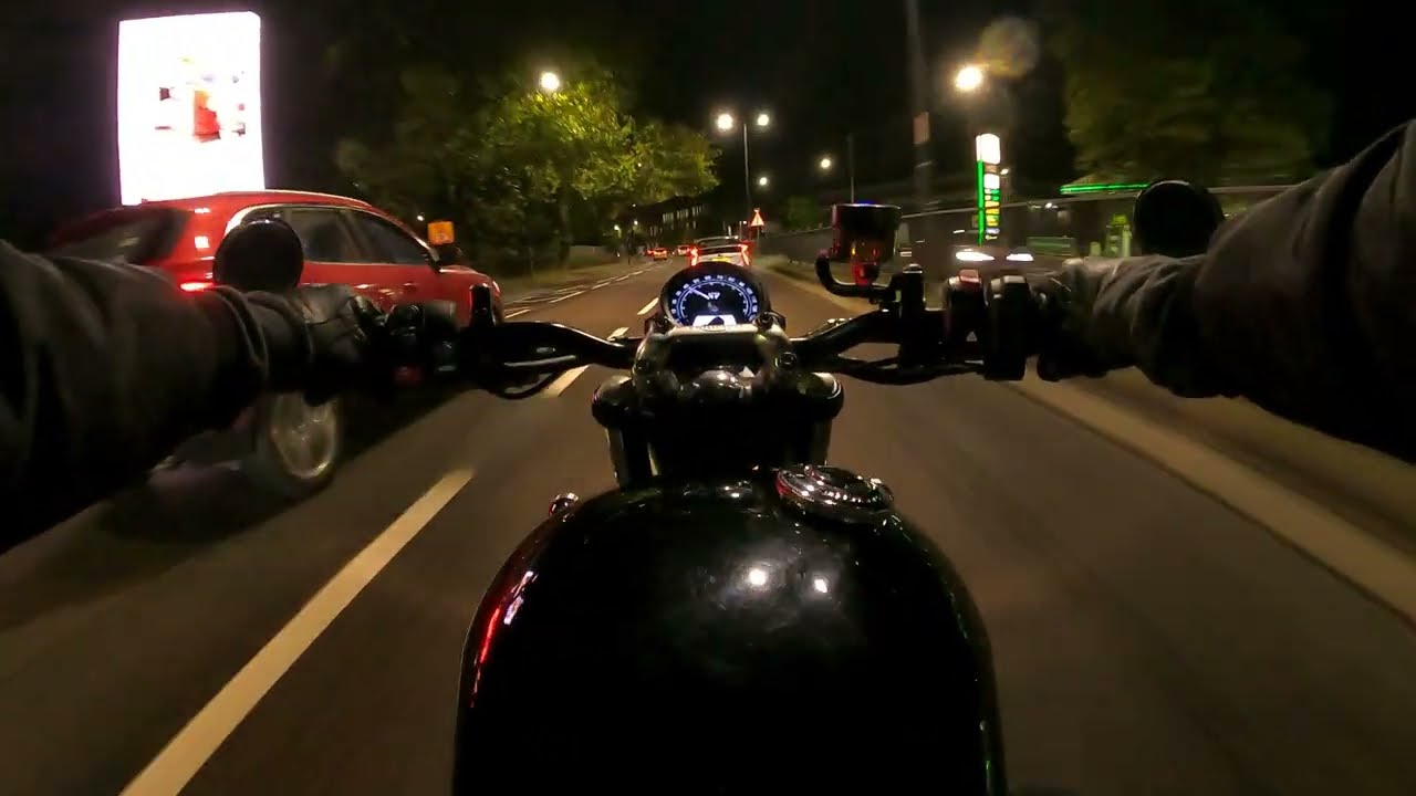 Busy Night 🇬🇧 | Triumph Bonneville