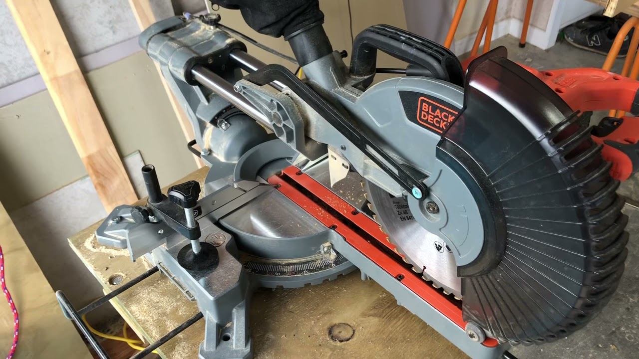 BLACK+DECKER Black + Decker Miter saw 7-1/4-in Single Bevel Compound Corded  Miter Saw at