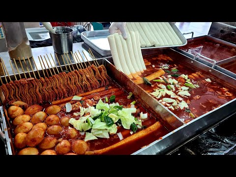 Giant spicy rice cake "Tteokbokki" - Korean street food