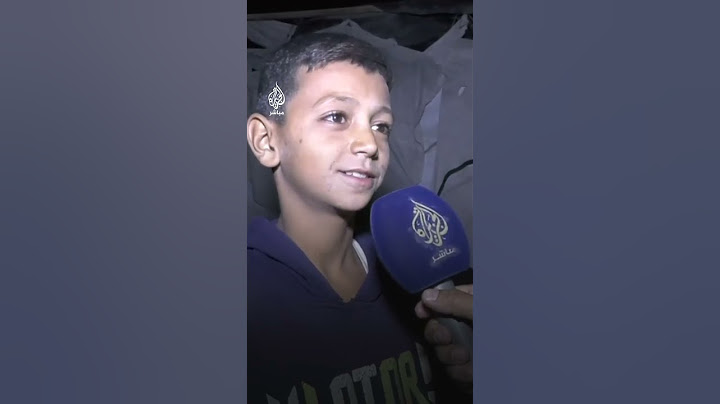 طفل نازح يواسي مراسل الجزيرة مباشر بعدما علم بقصف الجيش الإسرائيلي منزله المكون من 6 طوابق