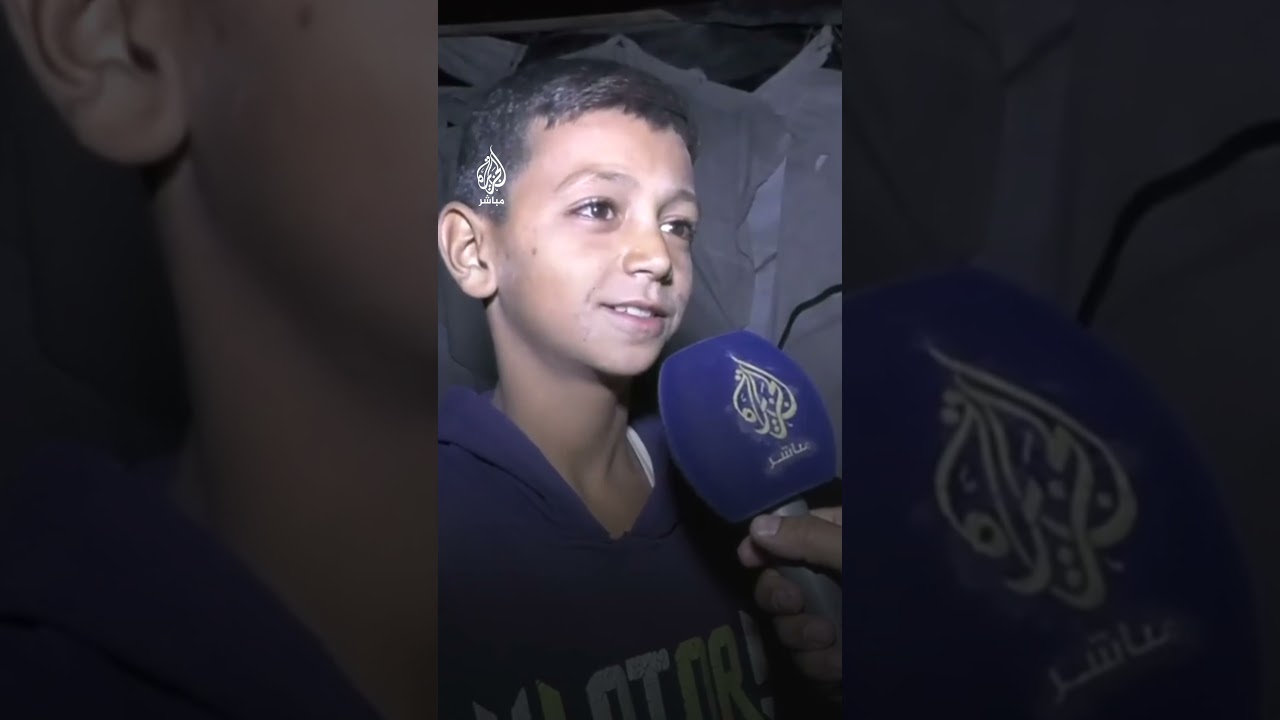 طفل نازح يواسي مراسل الجزيرة مباشر بعدما علم بقصف الجيش الإسرائيلي منزله المكون من 6 طوابق