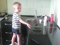 Данил-мамин помощник \ 2-х летний малыш помогает маме мыть посуду