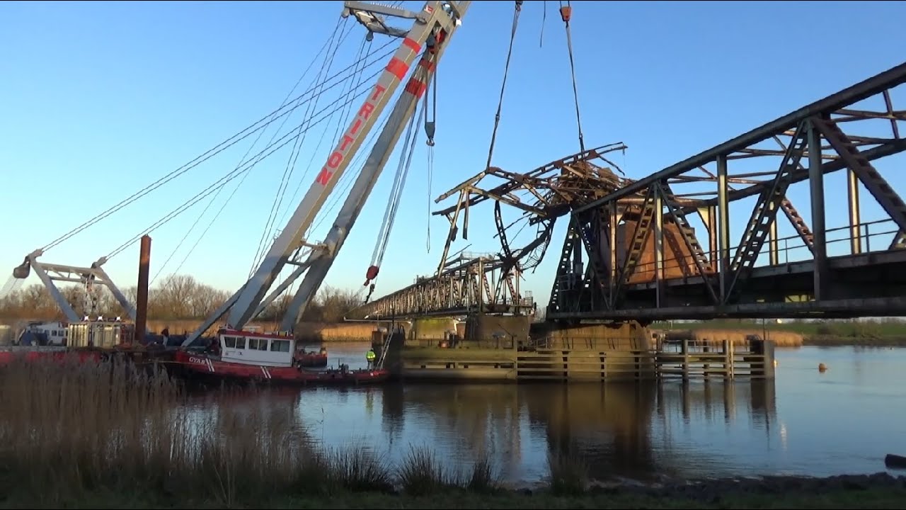 Friesenbrücke: Bergung der Trümmer nach Schiffs-Crash, 9.12.2015