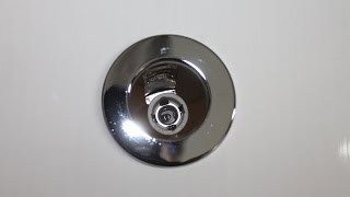 видео Монтаж подвесного потолка в ванной - установка встроенных светильников