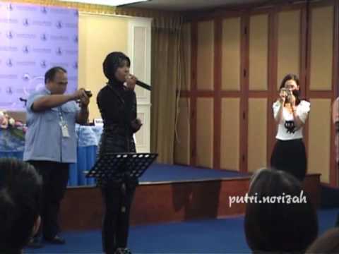 Asean+3 Concert-Putri Norizah met Thai Prime Minis...