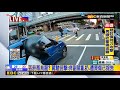 不滿汽車副駕亂丟菸蒂！ 騎士撿起後丟回車內@newsebc