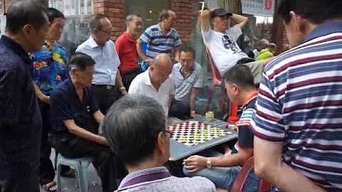 Chinese seniors playing Xiangqi chess at Singapur - DayDayNews