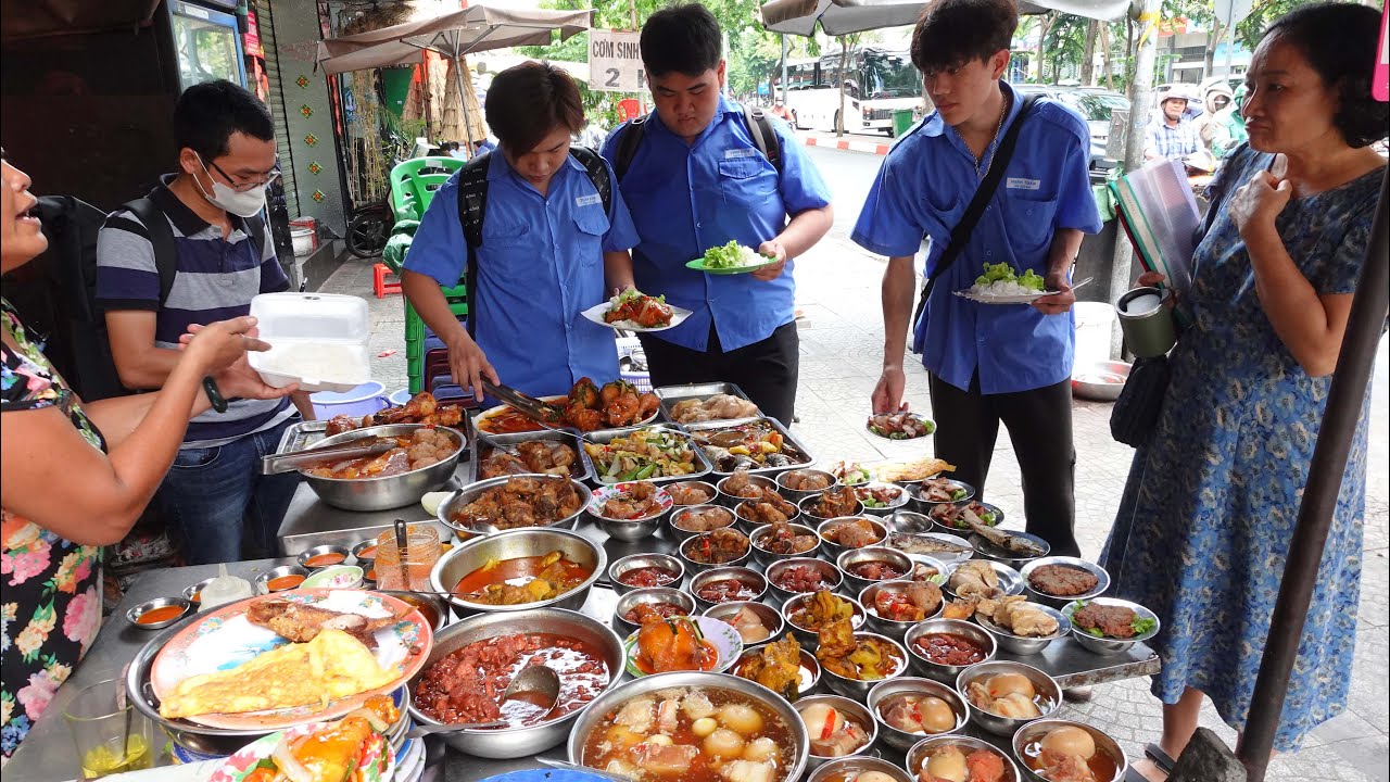Phát hiện quán cơm phần sinh viên 30k bao no, rau xanh, trà đá ngay khu trung tâm Sài Gòn khách đông