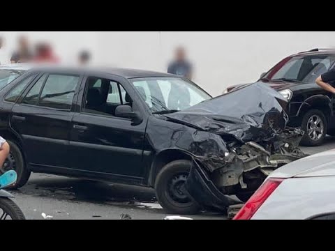 CARRO BATE DE FRENTE COM CAMINHÃO EM CRUZEIRO