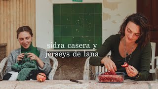 Dos hermanas viviendo del campo  Sidra casera, tejiendo jerséis de lana y cocinando de la huerta