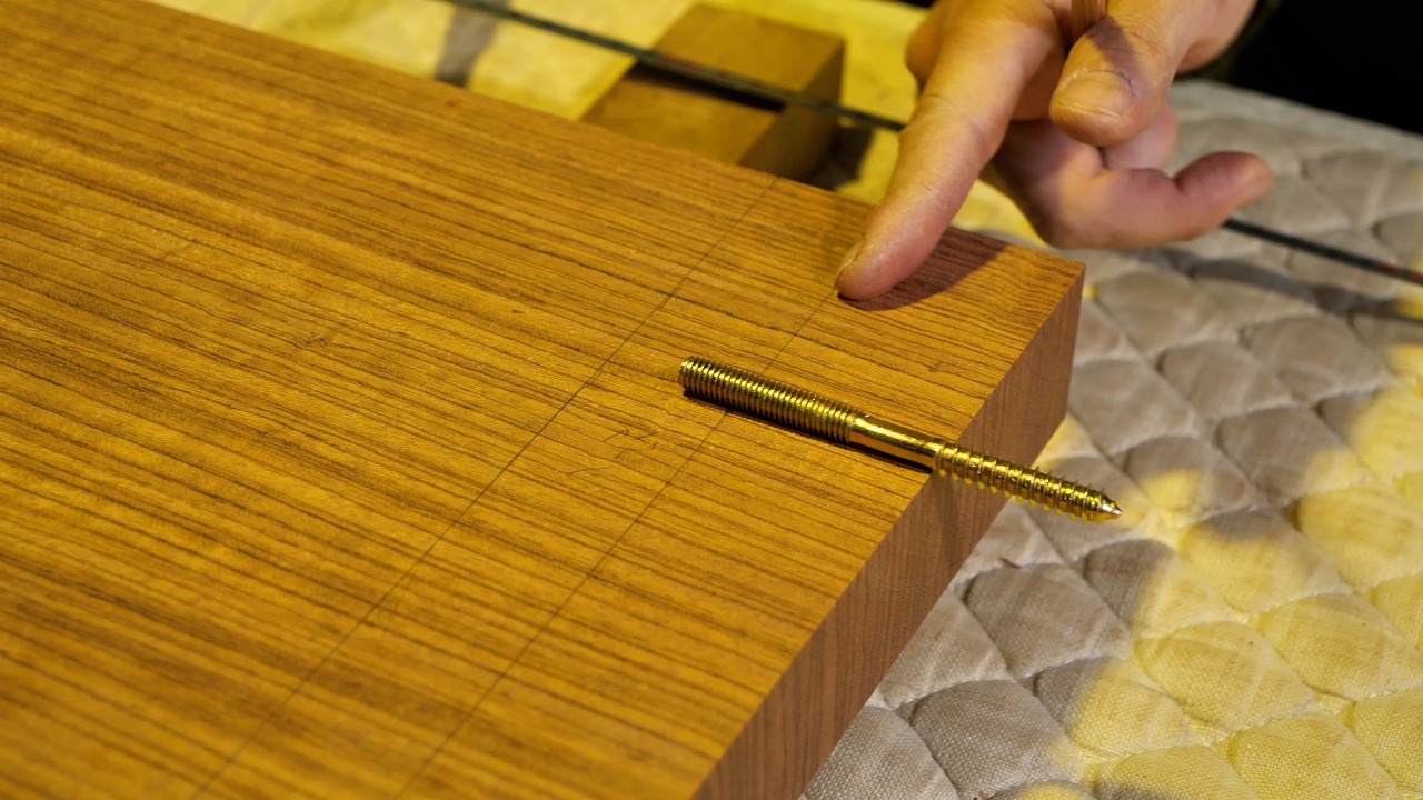 無垢材に無機質なボルトは見せない。職人のデザイン術"隠れザクリ加工"｜カリン材テーブル制作工程#1