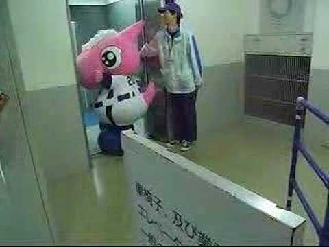 パオロン　エレベータに乗る。