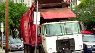 アメリカ ハワイのゴミ収集車(Garbage Truck in Hawaii) - YouTube